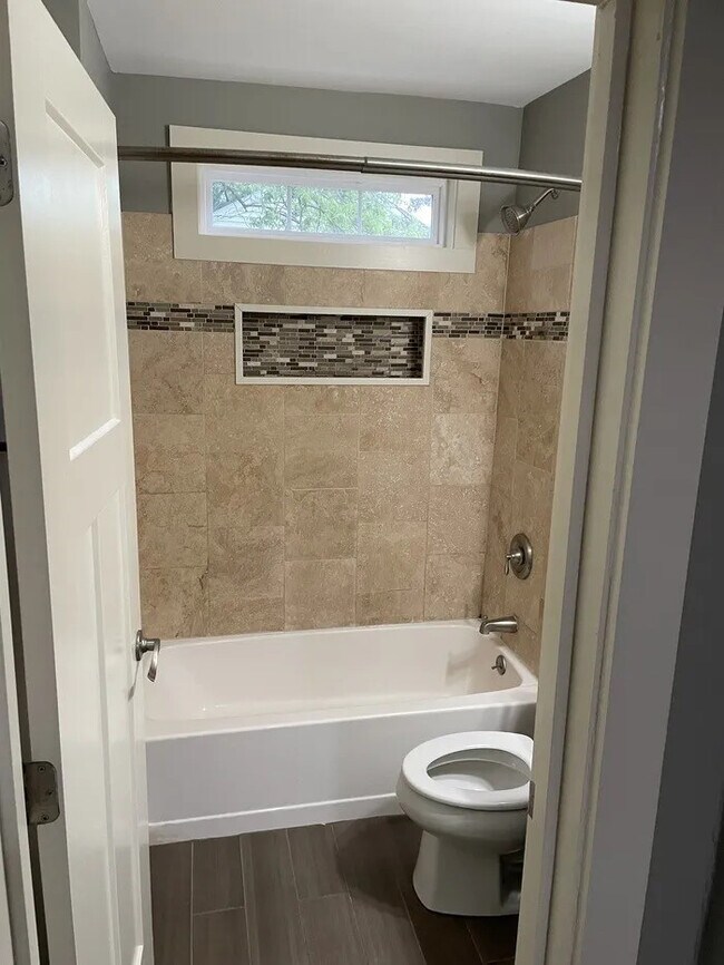 Building Photo - 2 Bedroom 1 Bathroom