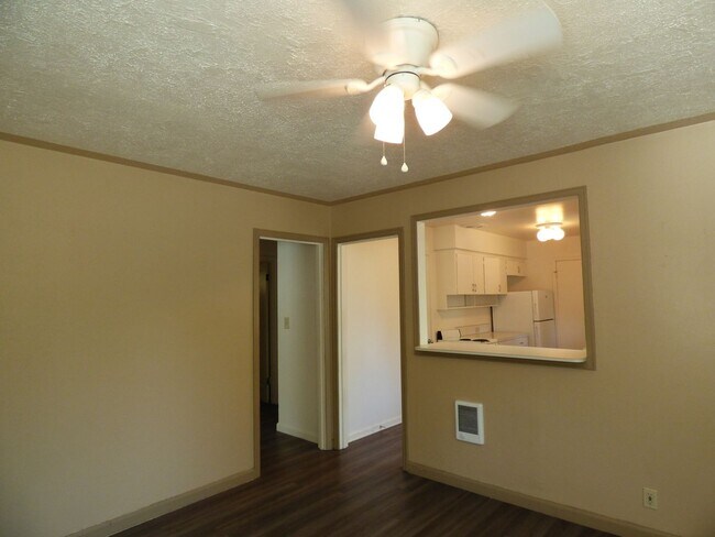 Building Photo - Rent Special: 1/2 Off May's Rent!! Home near Bush Park, Close to Downtown!