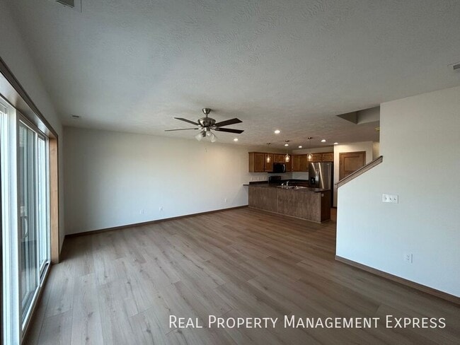 Building Photo - Modern 3 Bedroom 2.5 Bathroom Townhome