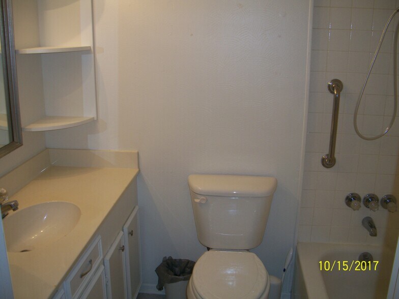 Building Photo - 206 Cedarcrest Dr