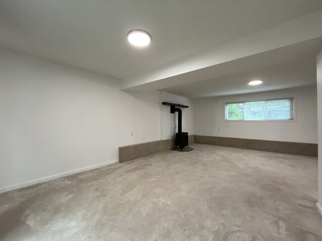 Building Photo - Three-Bedroom Home Near Nike Campus with Bonus Room, Large Deck & Two-Car Garage