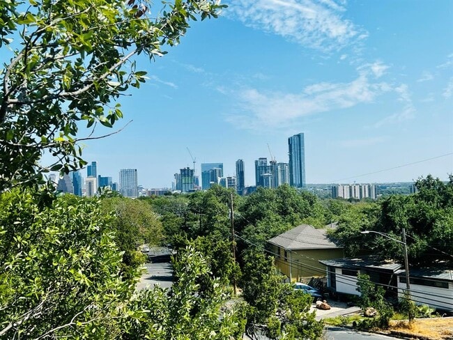 Building Photo - 1702 Newning Ave