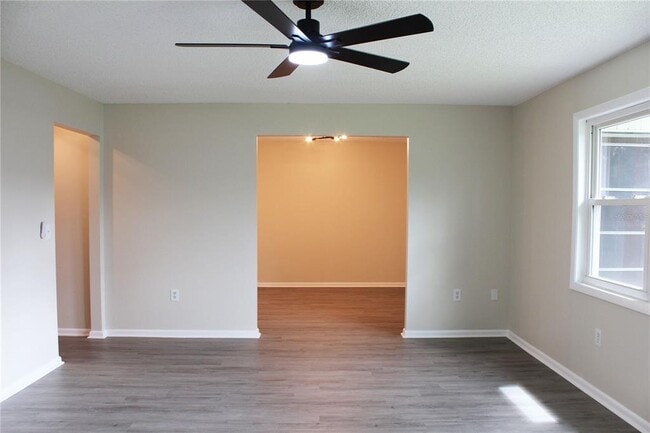 Building Photo - 608 Lark Dr