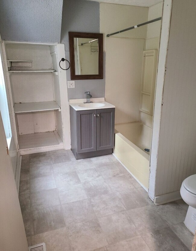 Building Photo - Beautiful Three Bedroom!