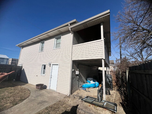 Building Photo - 403 Kenwood St