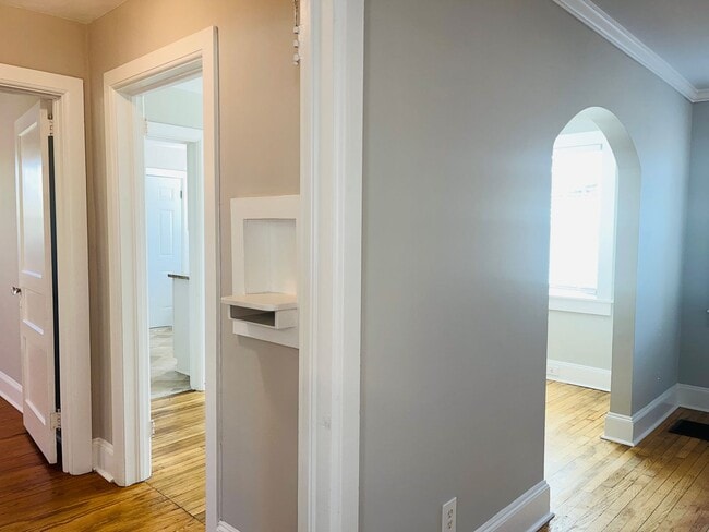 Building Photo - Adorable cottage style home with large fenced in backyard near Downtown Lagrange! Must see!