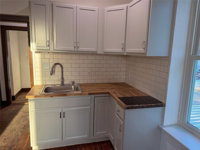 Building Photo - 107 E Stone St