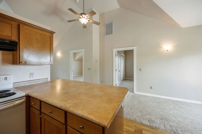 Building Photo - Peaceful 2-bedroom 1-bath Cottage with Dec...