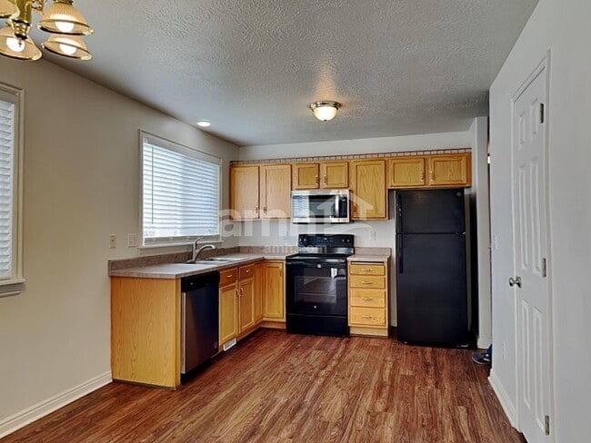 Building Photo - 468 E 1480 N