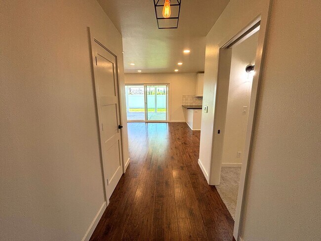 Building Photo - 4 Bedroom home located in beautiful La Habra neighborhood