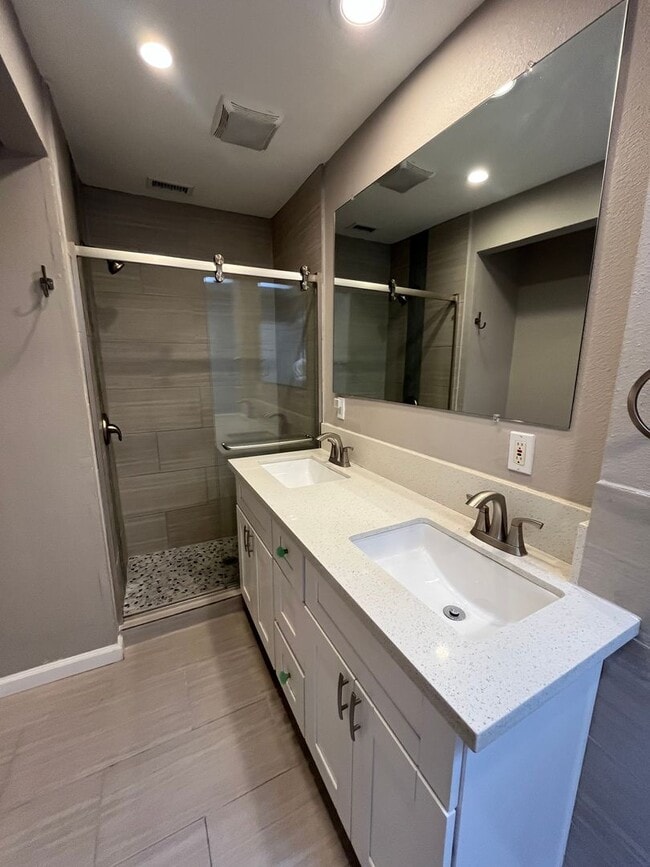 Building Photo - 4014 Wooster Dr