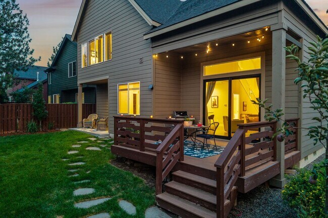 Building Photo - Stunning furnished home located in the des...