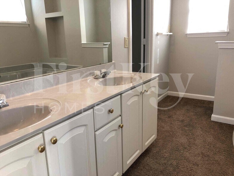 Building Photo - 3770 Richbrook Dr