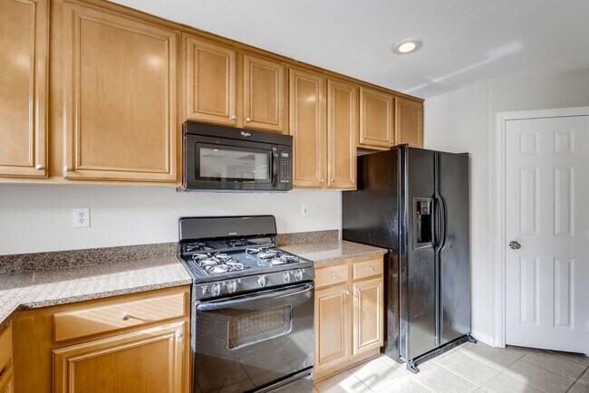 Building Photo - Beautiful 3 bedroom, 2.5 bath 2 story home!