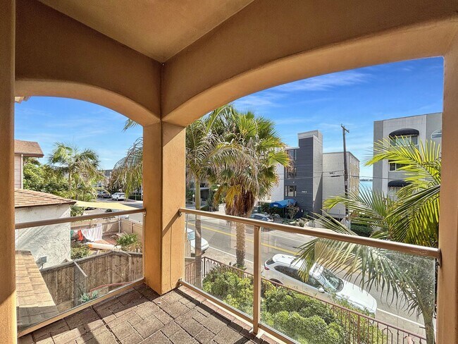 Building Photo - Stunning 4BD/3.5BA Townhouse in Pacific Be...