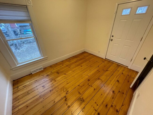 Building Photo - Spacious 3 Bedroom Unit