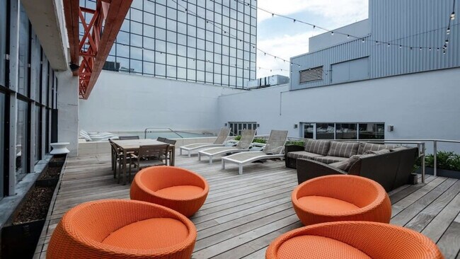 Building Photo - 1016 Elm St