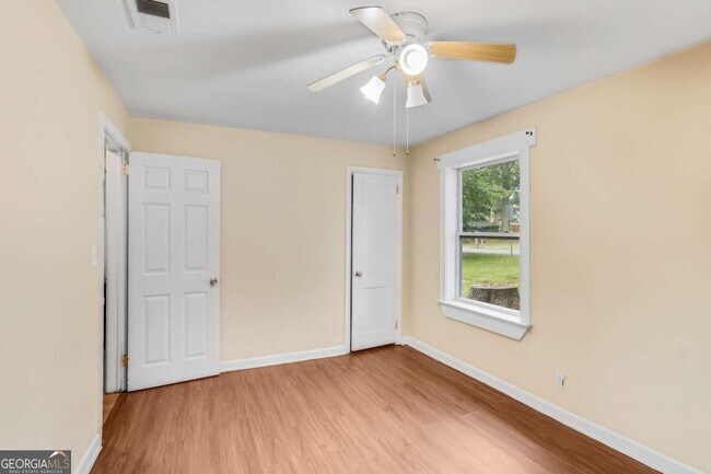 Building Photo - 695 Trout St