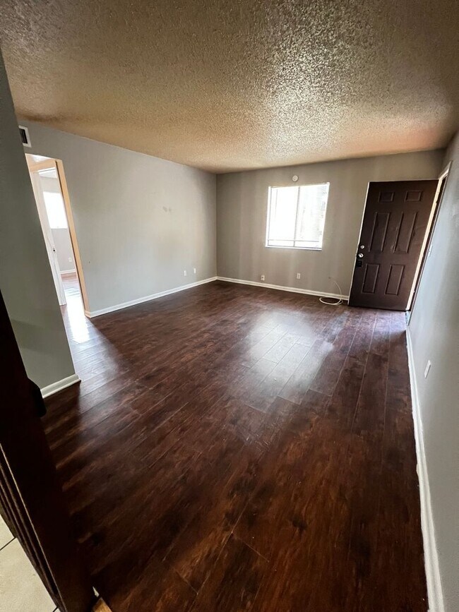 Building Photo - First floor 2/1 Available for Move in! Affordable and Conveniently Located!