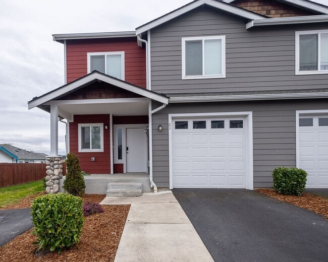 Building Photo - 3 bed 2.5 bath townhouse with garage.