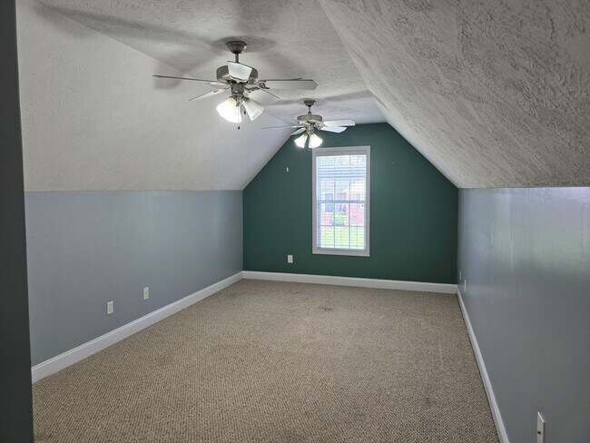 Building Photo - NEW LISTING!!!!!
