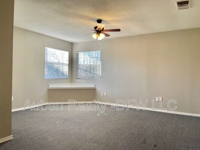 Building Photo - 206 Honey Bee Dr