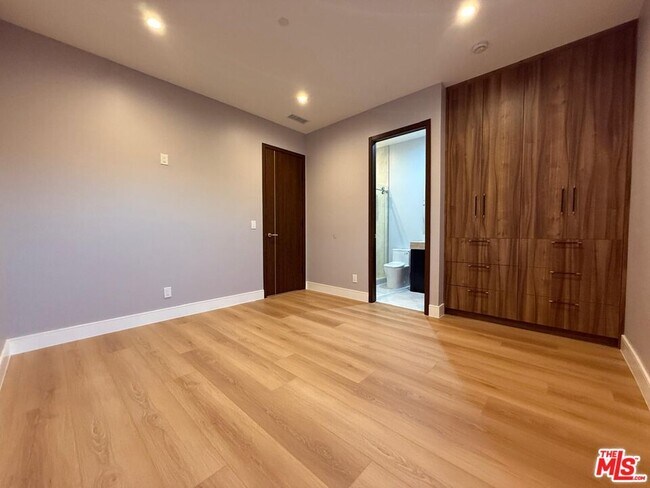 Building Photo - 6530 Varna Ave