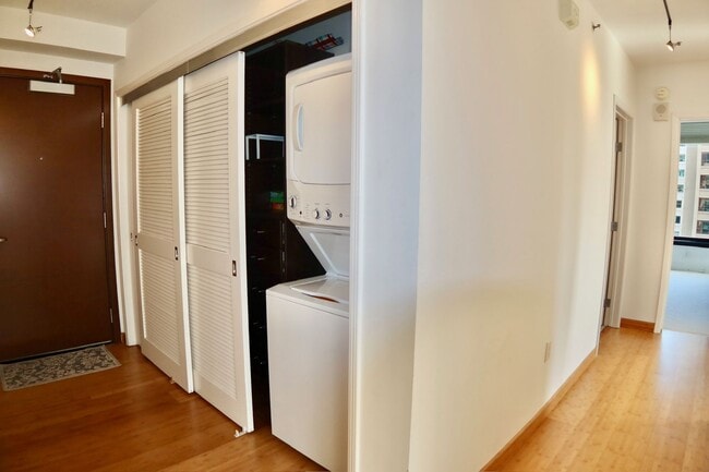 Building Photo - *New* 2 Bed & 2 Bath Condo in Fidi with Parking