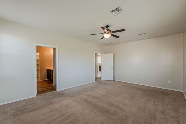 Building Photo - Modern 4 Bed Tucson Rental with Spacious K...