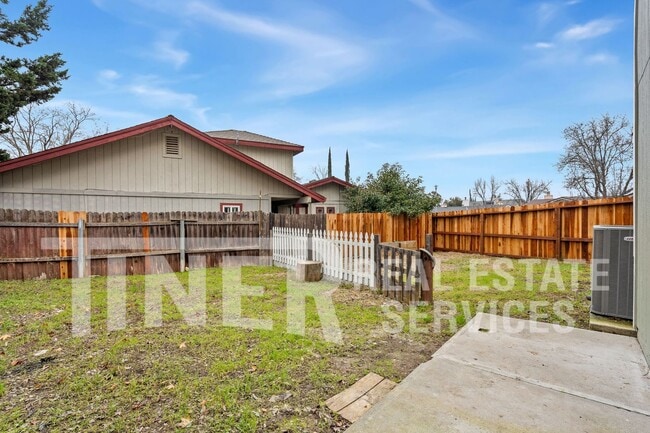 Building Photo - 6355 Villa Dr