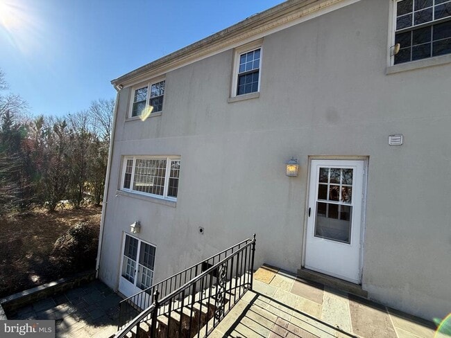 Building Photo - 9616 Burke View Ave