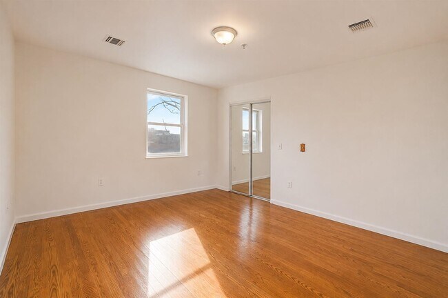Building Photo - 135 38th St