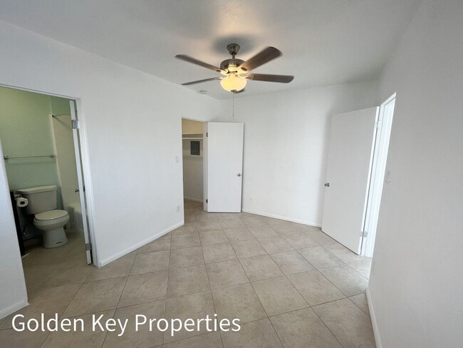 Building Photo - Single-level apartment in Oceanside a block to the beach!