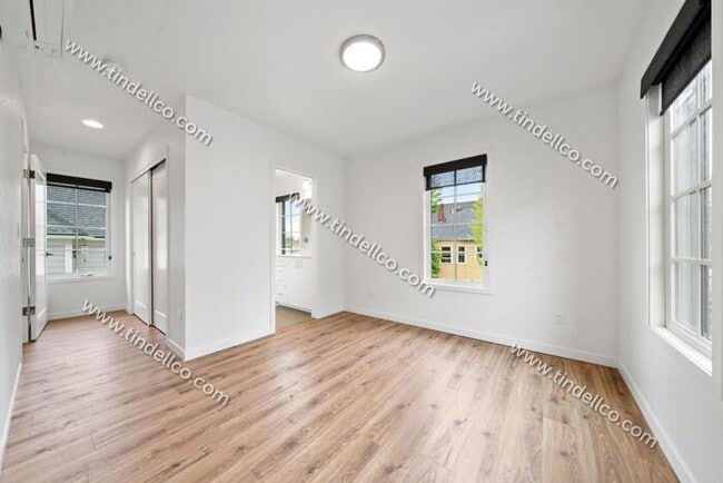 Building Photo - Sleek 3-Level Townhome in Hosford-Abernethy – Pet Friendly with W/S/G Included!
