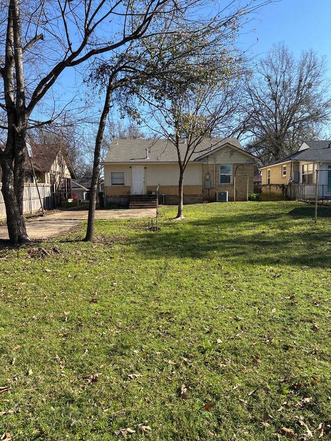 Building Photo - 3 Bedroom in Midtown Tyler!