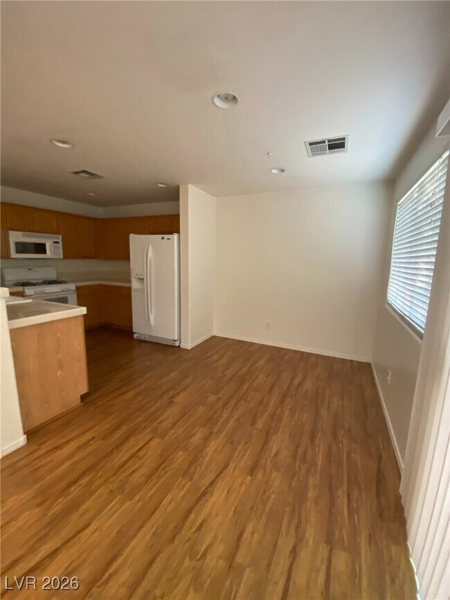 Building Photo - 987 Cantabria Heights Ave