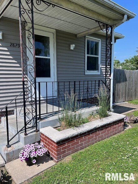 Building Photo - 2829 E Sangamon Ave
