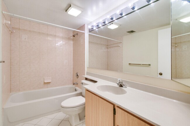 Building Photo - 1701 Marina Isle Way