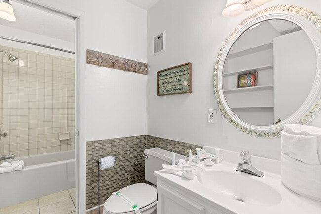 Building Photo - 8743 Thomas Dr