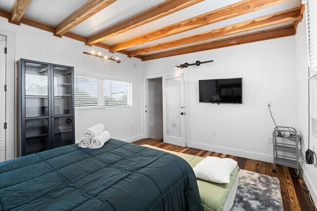 Building Photo - 9801 Mor Dr