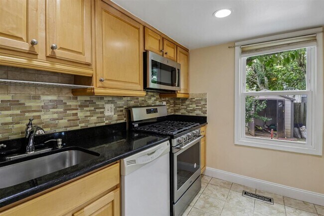 Building Photo - Lovely 2 BR Townhome off Wootton Parkway. Available NOW!