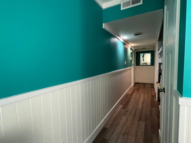 Building Photo - Monthly rental offered on this furnished r...