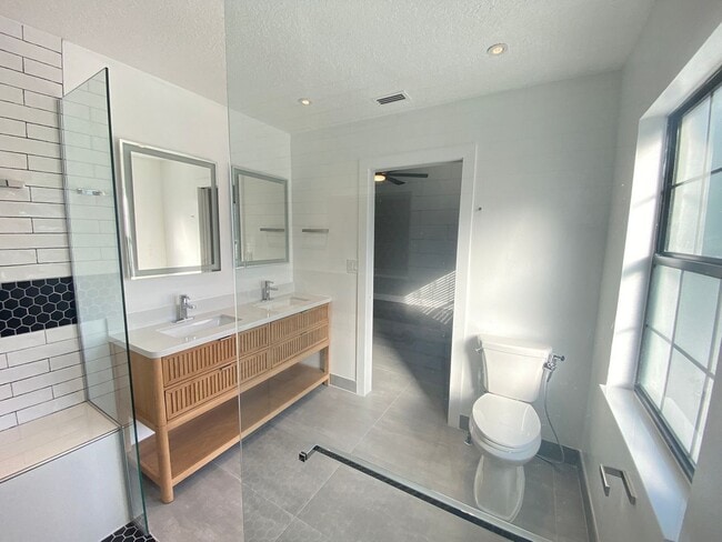 Building Photo - 13245 Shore Dr