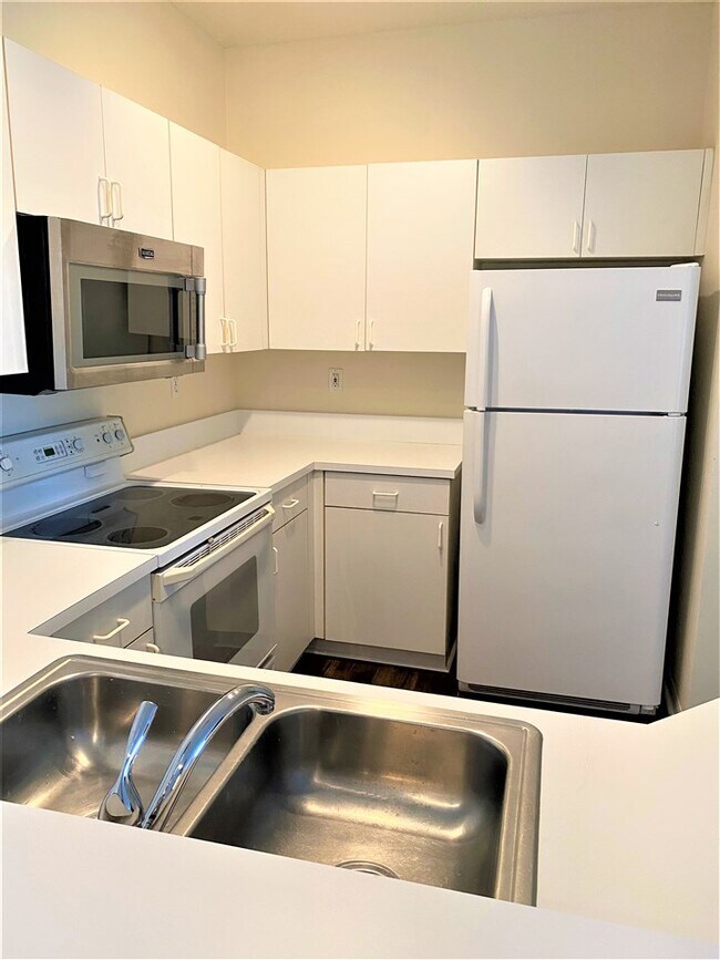 Building Photo - 625 Fairway Dr