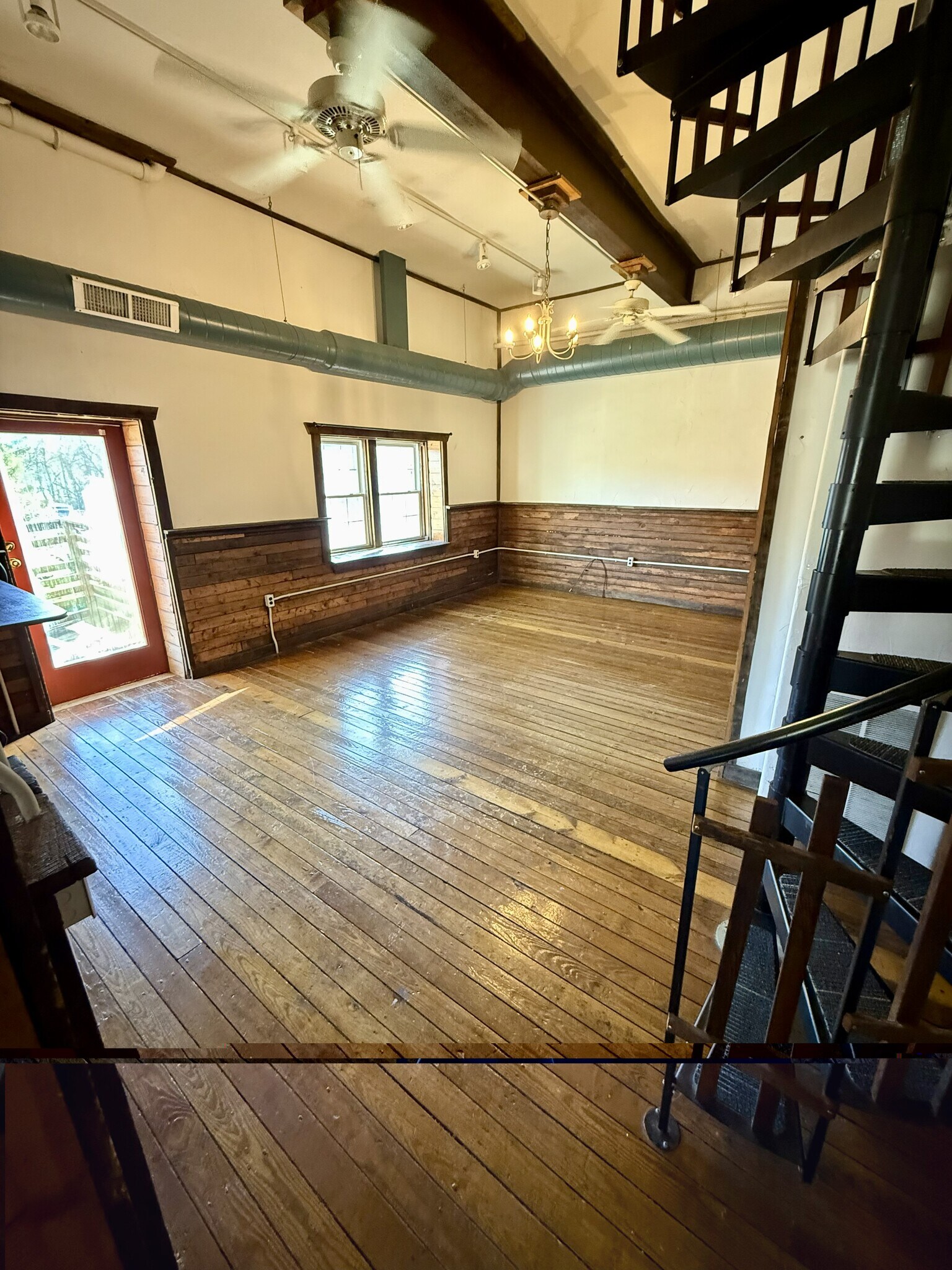 Living room - 628 W Market St