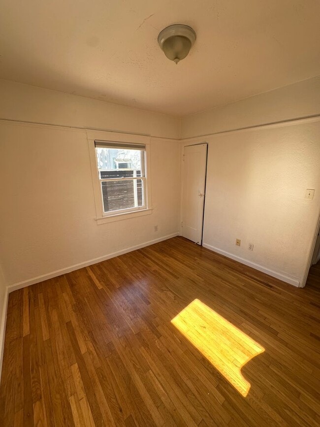 Building Photo - Quaint Craftsman House w/Garage, fenced yard, available now for 1 year lease to start!!!