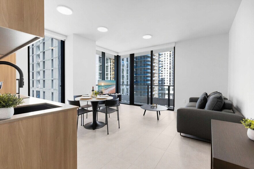 Building Photo - 501 NE 1st Ave