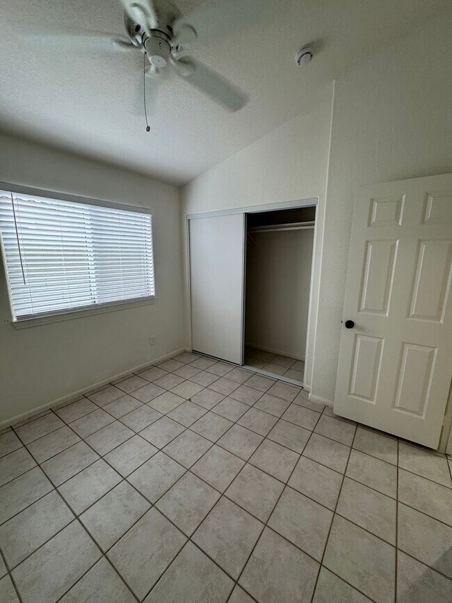 Building Photo - 9224 Kentucky Oaks Dr