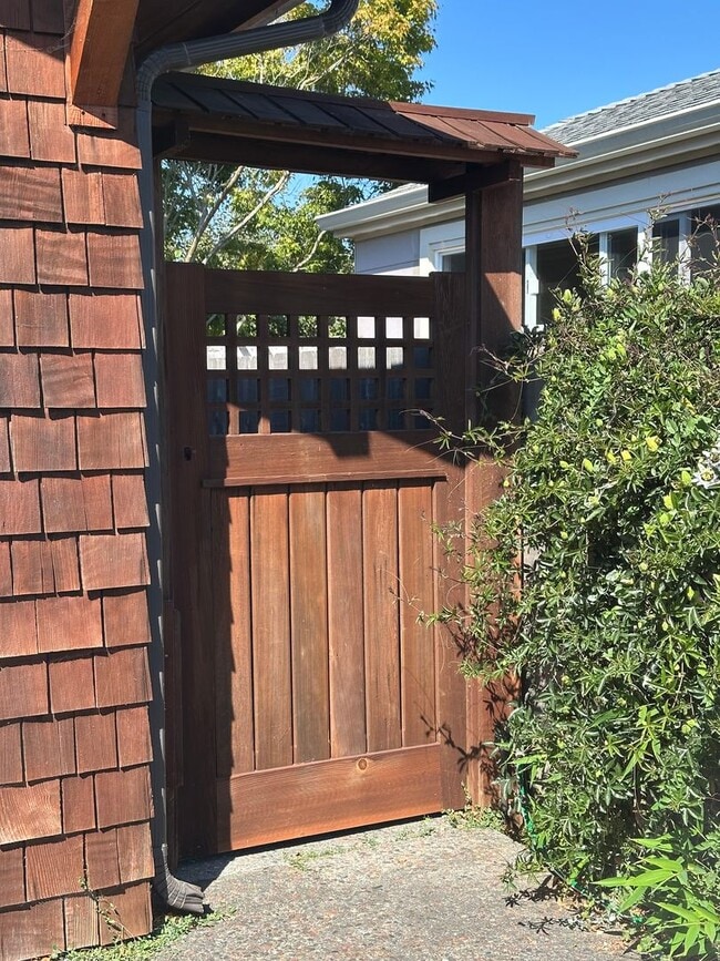 Building Photo - Charming Studio Loft in Arcata – Close to Plaza & Cal Poly Humboldt