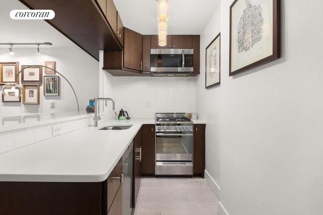 Building Photo - 7 E 14th St